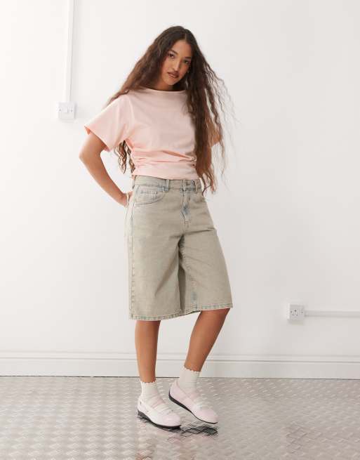 Reclaimed Vintage - T-shirt con scollo a barchetta rosa confetto stretta in vita con arricciature