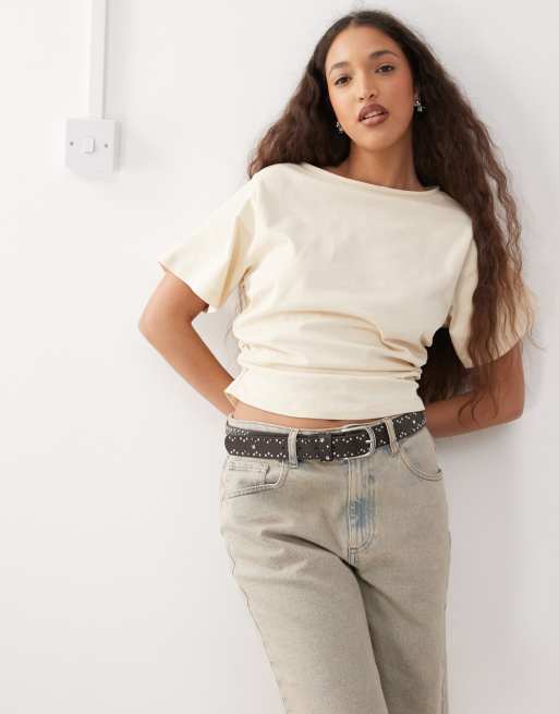 Reclaimed Vintage - T-shirt con scollo a barchetta stretta in vita con arricciature giallo latticello