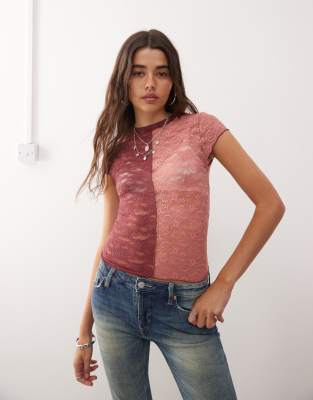 Reclaimed Vintage - T-shirt effet rétréci en dentelle raccordée - Rose