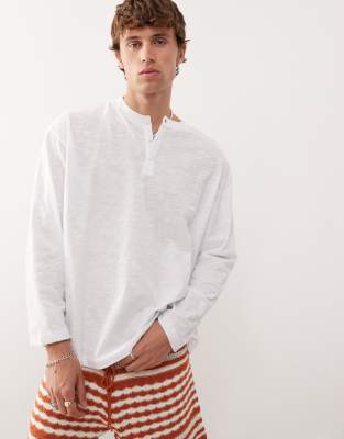 Reclaimed Vintage - T-shirt en jersey flammé avec manches longues et col boutonné - Blanc