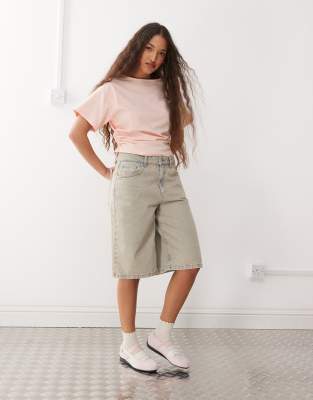 Reclaimed Vintage - T-Shirt in Babyrosa mit U-Boot-Ausschnitt und geraffter Taillenpartie