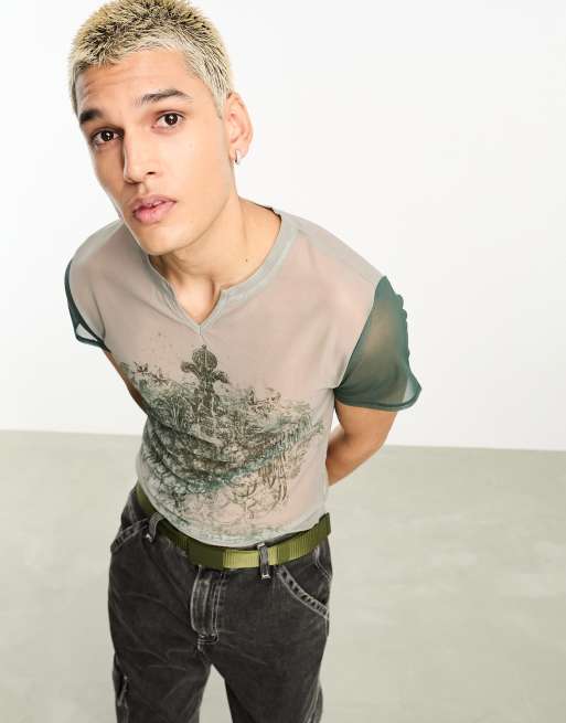 Reclaimed Vintage - T-shirt in rete con grafica e intaglio sullo scollo