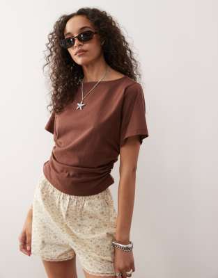 Reclaimed Vintage - T-Shirt in Schokobraun mit U-Boot-Ausschnitt und geraffter Taillenpartie