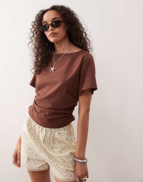 Reclaimed Vintage – T-Shirt in Schokobraun mit U-Boot-Ausschnitt und geraffter Taillenpartie - view 1