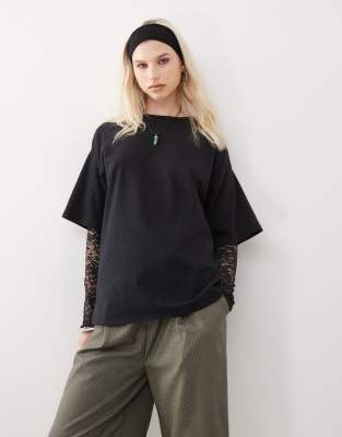 Reclaimed Vintage - T-Shirt in Schwarz mit Spitzenlage