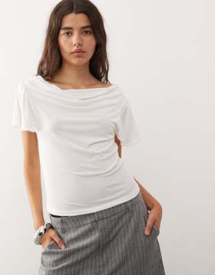 Reclaimed Vintage - T-Shirt in Weiß mit Flügelärmeln und Wasserfallausschnitt-Bunt