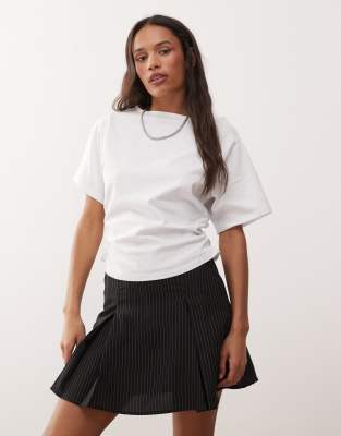 Reclaimed Vintage - T-Shirt in Weiß mit U-Boot-Ausschnitt und geraffter Taillenpartie