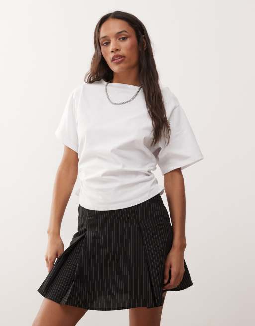Reclaimed Vintage – T-Shirt in Weiß mit U-Boot-Ausschnitt und geraffter Taillenpartie