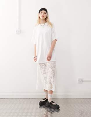 Reclaimed Vintage - T-Shirt-Midikleid in Weiß mit Spitzenrock
