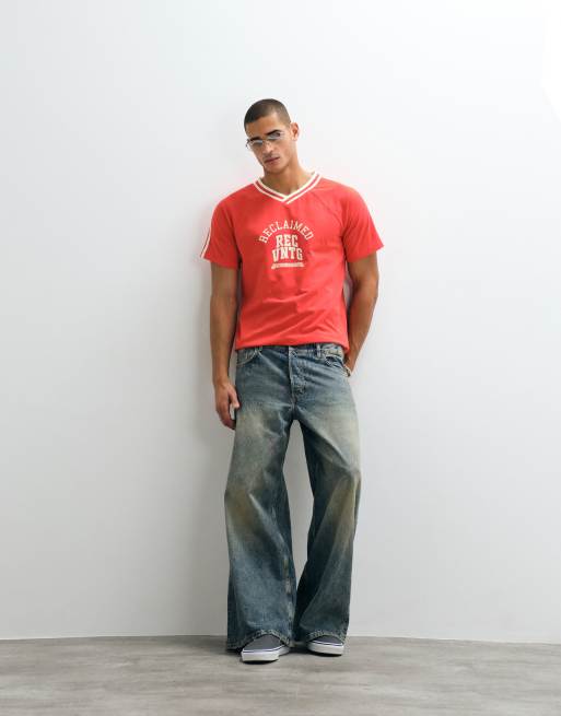 Reclaimed Vintage - T-shirt rossa con scollo a V e grafica stile college, 2 di 5