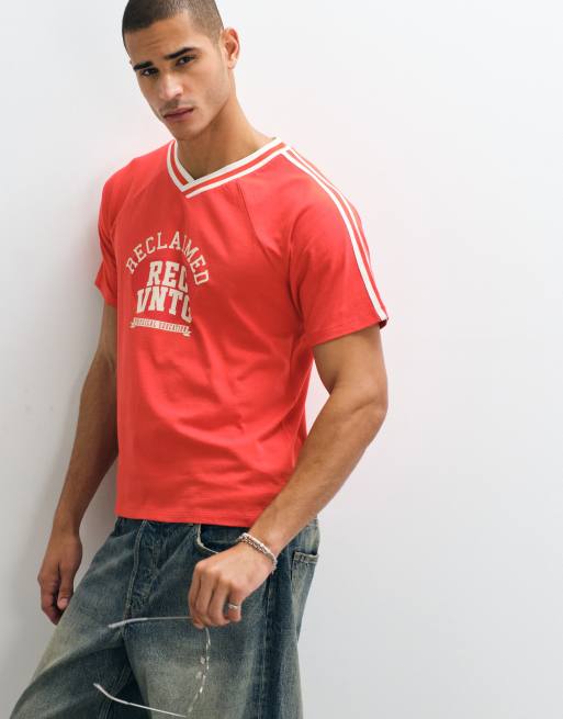 Reclaimed Vintage - T-shirt rossa con scollo a V e grafica stile college, 3 di 5