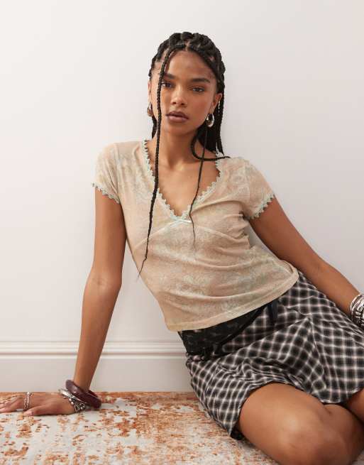 Reclaimed Vintage - T-shirt van mesh met V-hals, paisley motief, kant en strikje in beigeroze