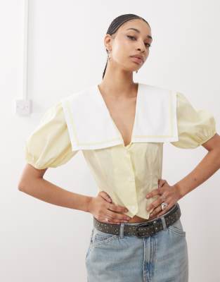 Reclaimed Vintage - Taillierte Bluse in Buttermilch-Gelb mit Matrosenkragen