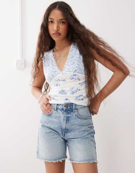 Reclaimed Vintage - Tanktop met V-hals, gerimpelde buste en fijne bloemenprint in wit 