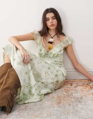 Reclaimed Vintage - Tea-maxikjole med cami-stropper, flagreærmer og grønt blomstermønster 