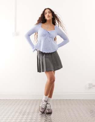 Reclaimed Vintage - Gestructureerde blouse met franjes en strik aan de voorkant in blauw
