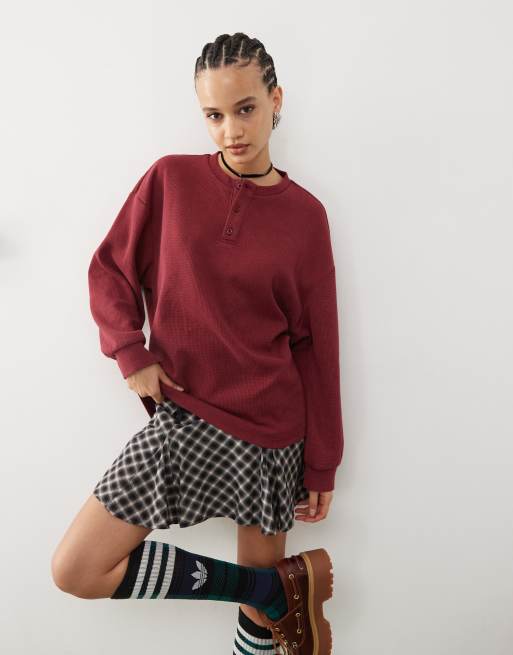 Reclaimed Vintage - Top a maniche lunghe bordeaux lavorato a nido d'ape con scollo serafino