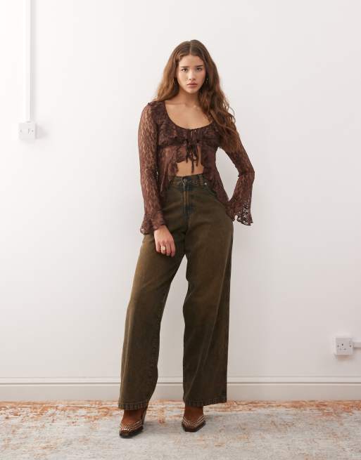 Reclaimed Vintage - Top a maniche lunghe in pizzo marrone cioccolato con volant