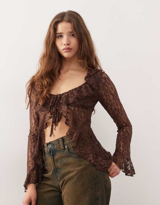 Reclaimed Vintage - Top a maniche lunghe in pizzo marrone cioccolato con volant, 2 di 4