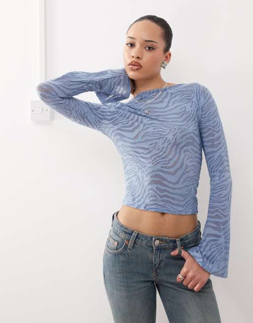 Reclaimed Vintage Top blu con motivo zebrato dévoré e maniche scampanate