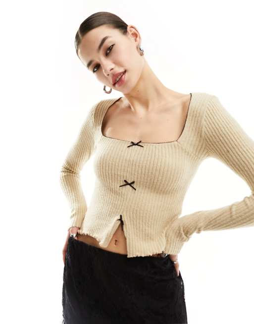 Reclaimed Vintage - Top con spacco frontale e fiocchetti crema con finiture a contrasto