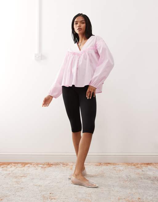 Reclaimed Vintage - Top grembiule rosa confetto con scollo a V e volant, 2 di 4