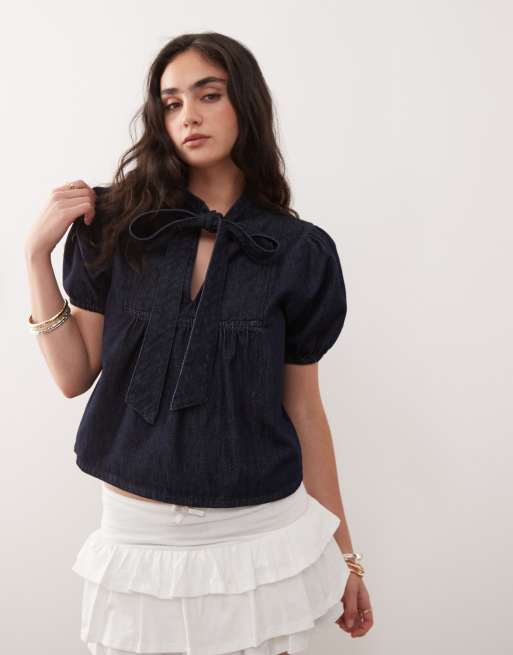 Reclaimed Vintage - Top in denim lavaggio indaco chiaro con maniche a sbuffo e laccetto al collo