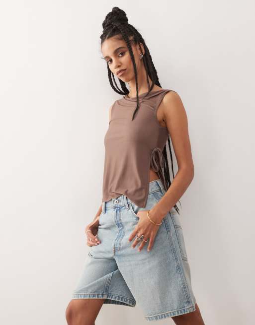 Reclaimed Vintage - Top in jersey marrone mocha con spalline attorcigliate, spalle scoperte e laccetti laterali
