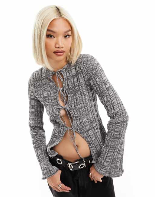 Reclaimed Vintage - Top in maglia grigio a coste con fiocchi sul davanti