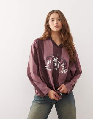Reclaimed Vintage - Top manches longues style maillot de football à rayures - Rose et violet