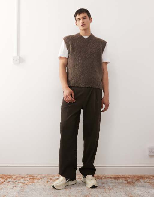 Reclaimed Vintage - Top senza maniche squadrato in maglia marrone con scollo a V  , 2 di 5