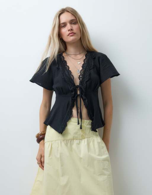 Reclaimed Vintage top texturé en lin à nouer sur le devant avec bordure en dentelle noir, 3 de 4