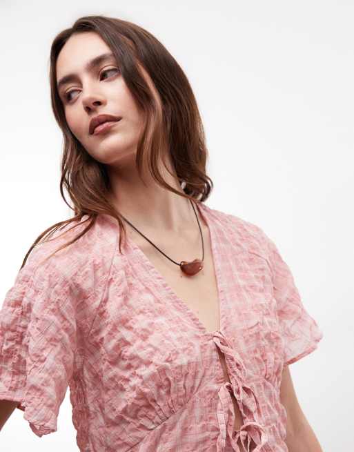 Reclaimed Vintage top transparent texturé à nouer sur le devant avec finitions en dentelle à carreaux roses, 2 de 4