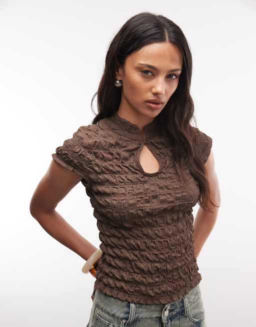 Reclaimed Vintage topp med mandarin-krage i smockad struktur, brun
