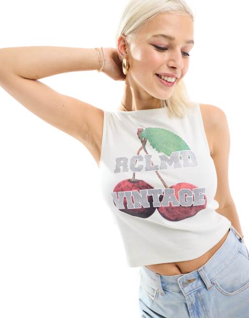 Reclaimed Vintage – Trägertop in gebrochenem Weiß mit U-Boot-Ausschnitt, Kirsch-Print und Glitzer-Logo