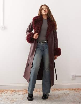 Reclaimed Vintage - Trench-coat long en imitation cuir avec col et poignets en fausse fourrure - Bordeaux-Rouge