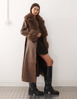 Reclaimed Vintage - Trenchcoat aus braunem Kunstleder mit Kunstfellkragen und Bündchen aus Kunstpelz-Brown