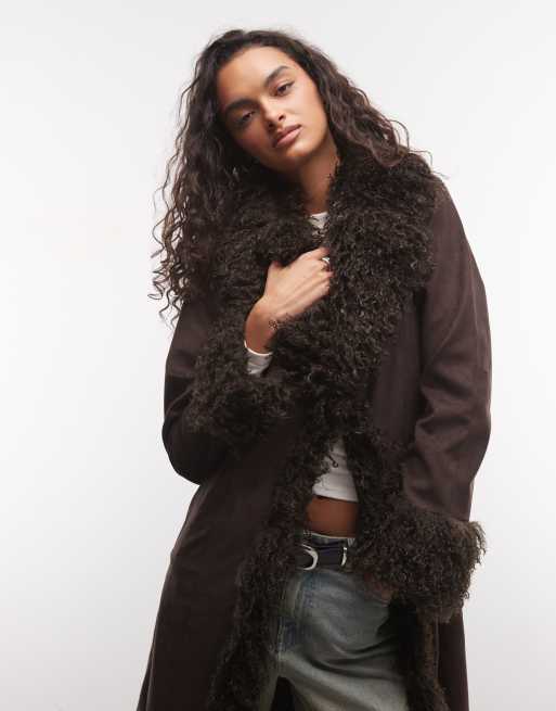 Reclaimed Vintage trenchcoat i mockaimitation med fuskpälskrage och bruna muddar, 2 av 4