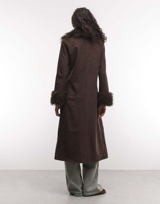 Reclaimed Vintage trenchcoat i mockaimitation med fuskpälskrage och bruna muddar, 3 av 4
