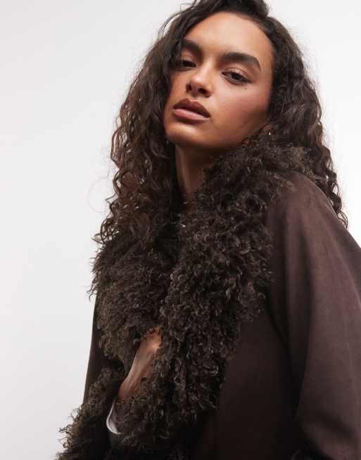Reclaimed Vintage trenchcoat i mockaimitation med fuskpälskrage och bruna muddar, 4 av 4