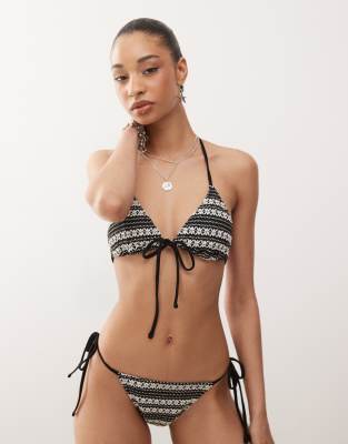 Reclaimed Vintage - Triangel-Bikinioberteil aus Häkelstoff in Schwarz und Weiß mit gebundener Vorderseite-Bunt