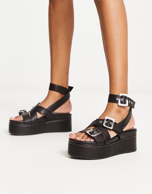 Reclaimed Vintage - Trumpet - Chunky flatform-sandaler med spændedetalje i sort 