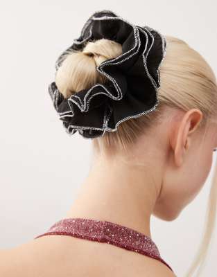 Reclaimed Vintage - Überdimensionaler Scrunchie-Haargummi in Schwarz mit glitzerndem Saum