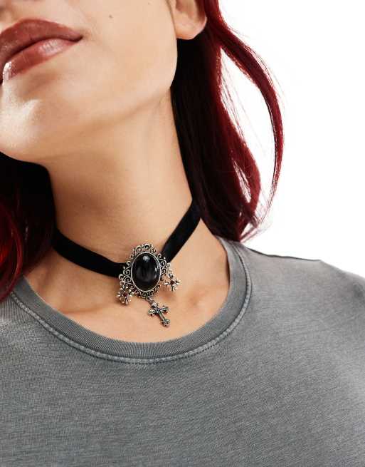 Reclaimed Vintage - Uniseks choker met steentje en kruis in zwart fluweel