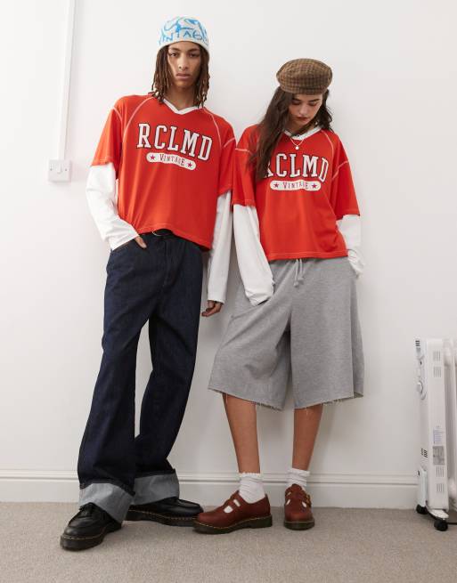 Reclaimed Vintage - Uniseks gelaagd varsity T-shirt in rood 