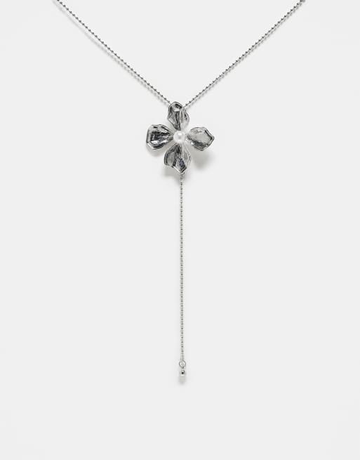 Reclaimed Vintage - Uniseks ketting met bloemvormig hangertje in zilver