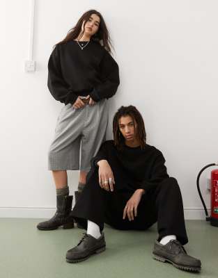 Reclaimed Vintage - Uniseks oversized sweatshirt van zware stof met rechte pasvorm in zwart met wassing