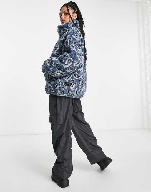 Reclaimed Vintage - Unisex - Blå fleece med paisley-print, 2 af 4