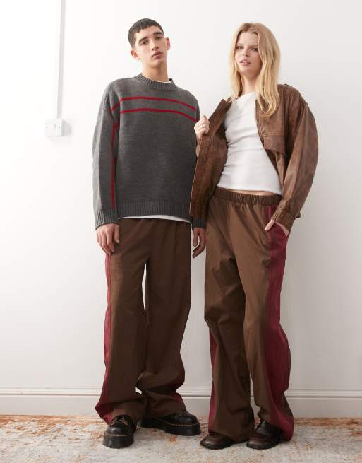 Reclaimed Vintage Unisex – Brązowe wciągane spodnie z bordowym paskiem z boku