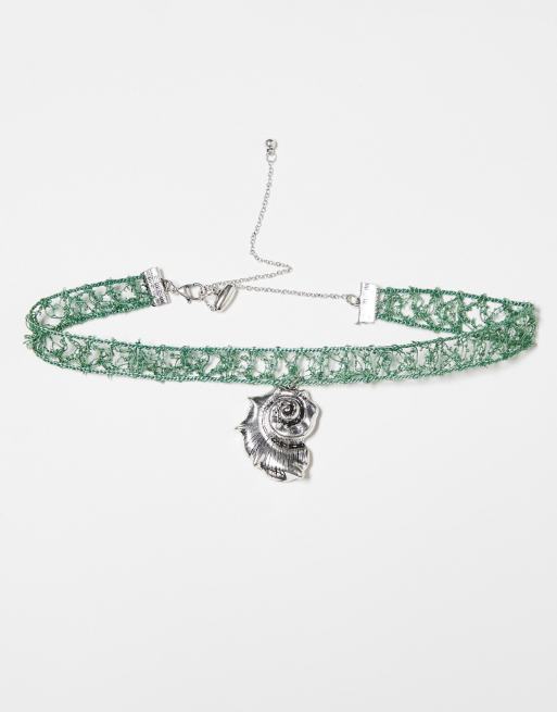 Reclaimed Vintage – Unisex-Choker-Halsband aus grüner Spitze mit Muschelanhänger